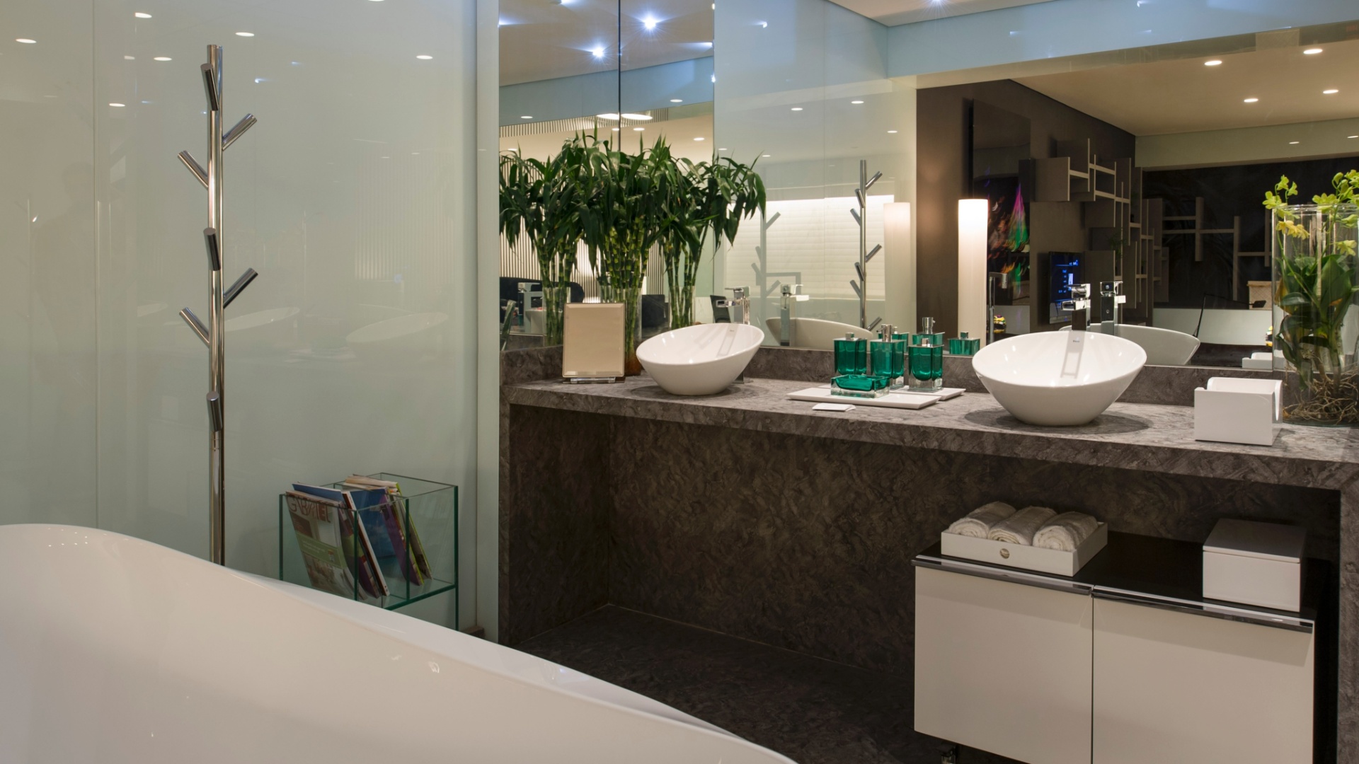 Com estilo de butique hotel, a suíte que homenageia Bruno Senna foi criada por Allan Malouf. Voltado para o público jovem, o ambiente contemporâneo traz cores neutras e diversos recursos tecnológicos. Destaque para a pedra cinza matrix aplicada no piso do banheiro e para os objetos pessoais do piloto - Kátia Kuwabara/UOL