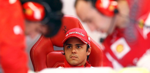 Felipe Massa aguarda enquanto os mecânicos fazem ajustes na sua Ferrari (08/06/2012) - REUTERS/Chris Wattie