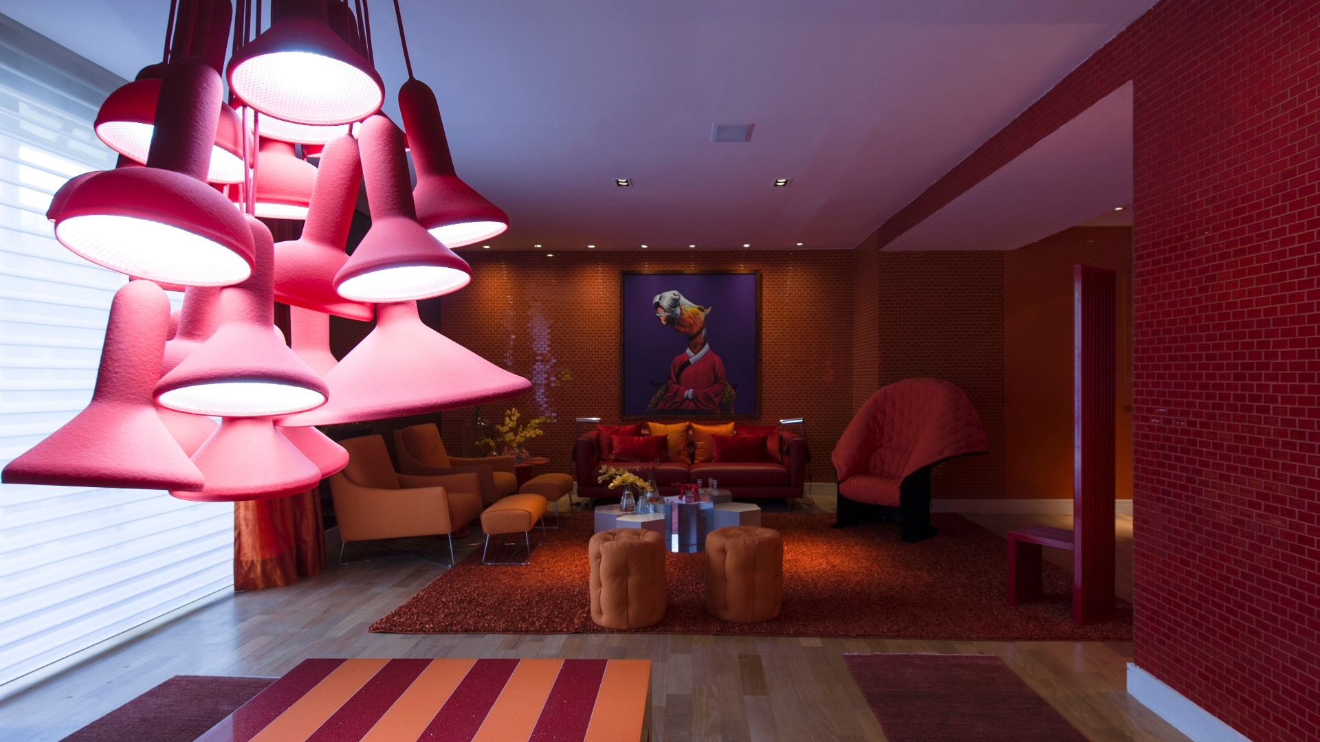 O mobiliário da alemã Kare e a iluminação da La Lampe ajudam a compor o cenário de cores intensas do Living assinado por Brunete Fraccaroli. O espaço homenageia a apresentadora Sabrina Sato. Destaque para a parede coberta por pratos estampados com caveiras e para o laranja que determina o tom da ambientação - Kátia Kuwabara/UOL