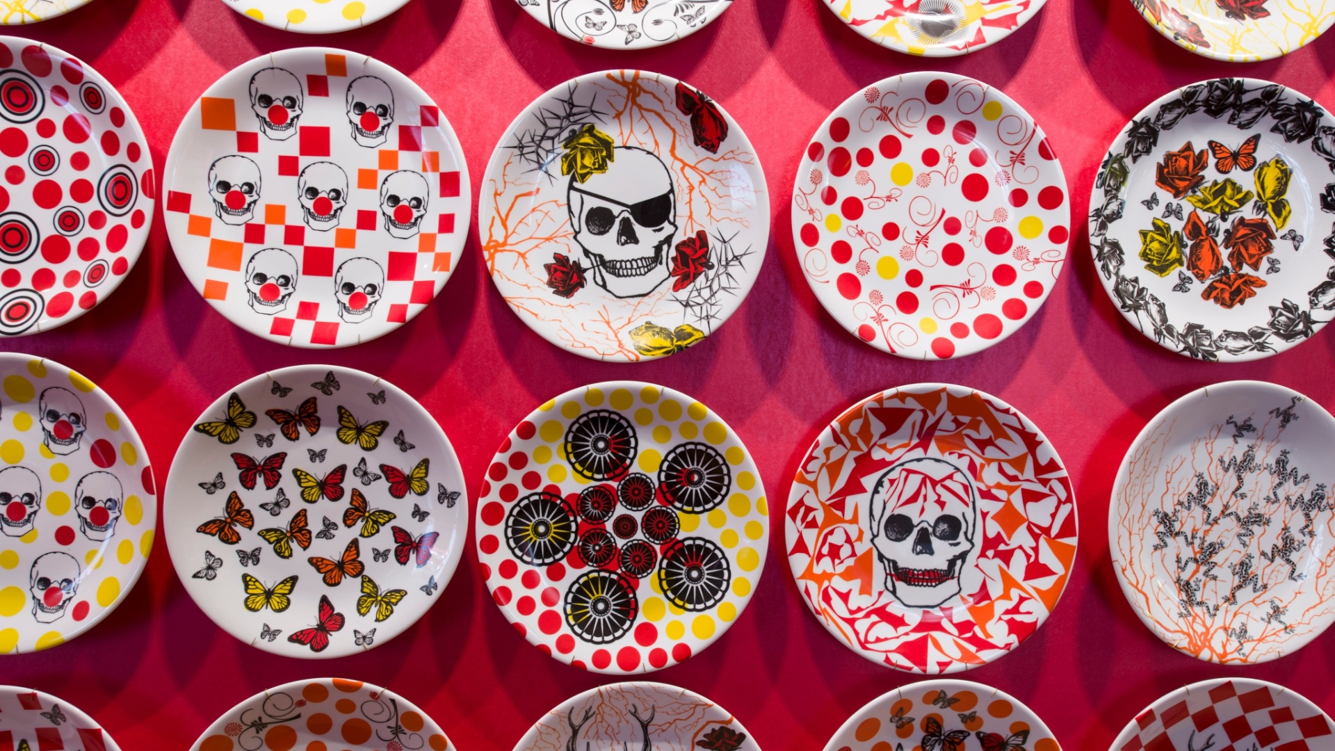 O mobiliário da alemã Kare e a iluminação da La Lampe ajudam a compor o cenário de cores intensas do Living assinado por Brunete Fraccaroli. O espaço homenageia a apresentadora Sabrina Sato. Destaque para a parede coberta por pratos estampados com caveiras e para o laranja que determina o tom da ambientação - Kátia Kuwabara/UOL