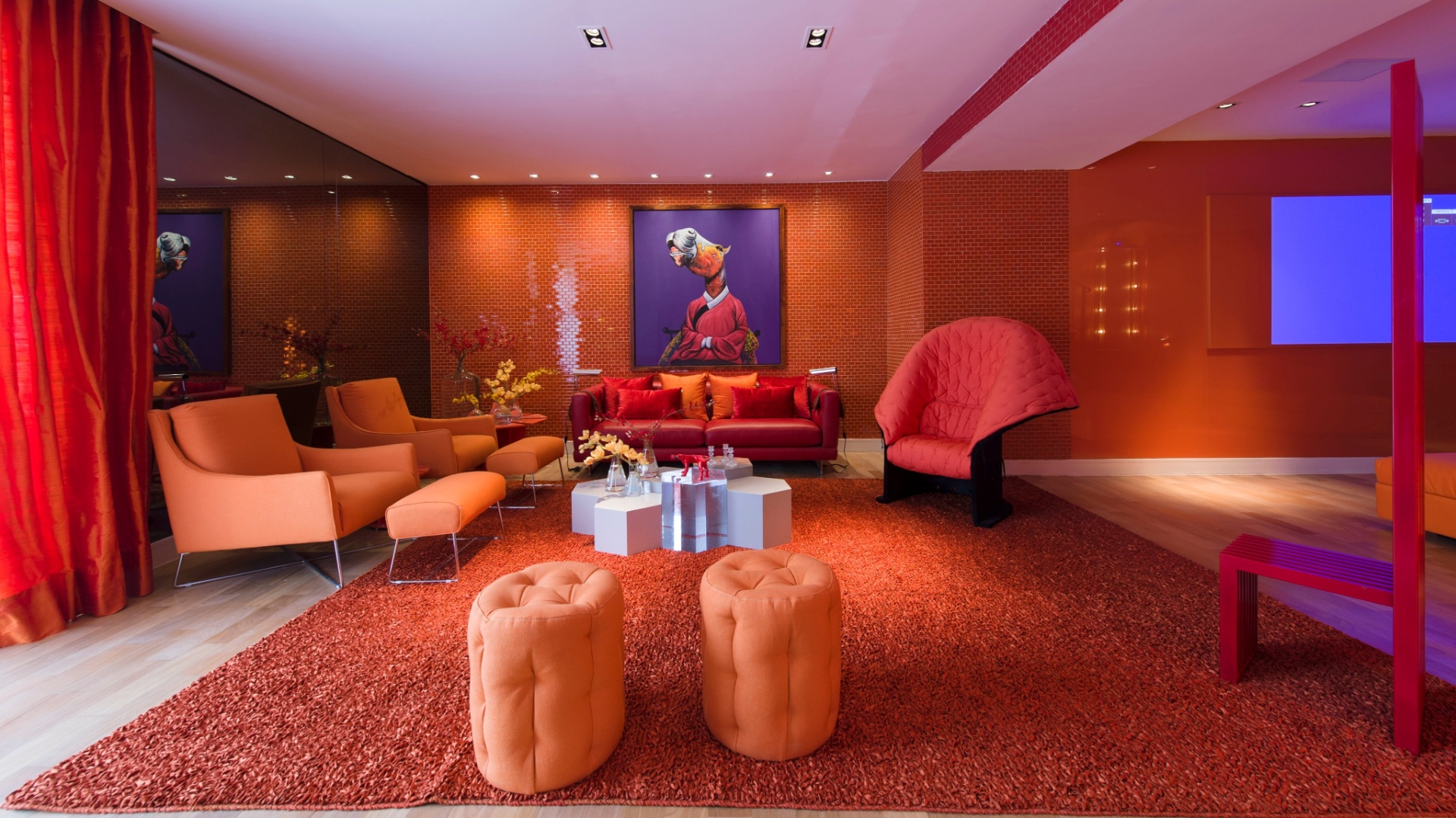 O mobiliário da alemã Kare e a iluminação da La Lampe ajudam a compor o cenário de cores intensas do Living assinado por Brunete Fraccaroli. O espaço homenageia a apresentadora Sabrina Sato. Destaque para a parede coberta por pratos estampados com caveiras e para o laranja que determina o tom da ambientação - Kátia Kuwabara/UOL