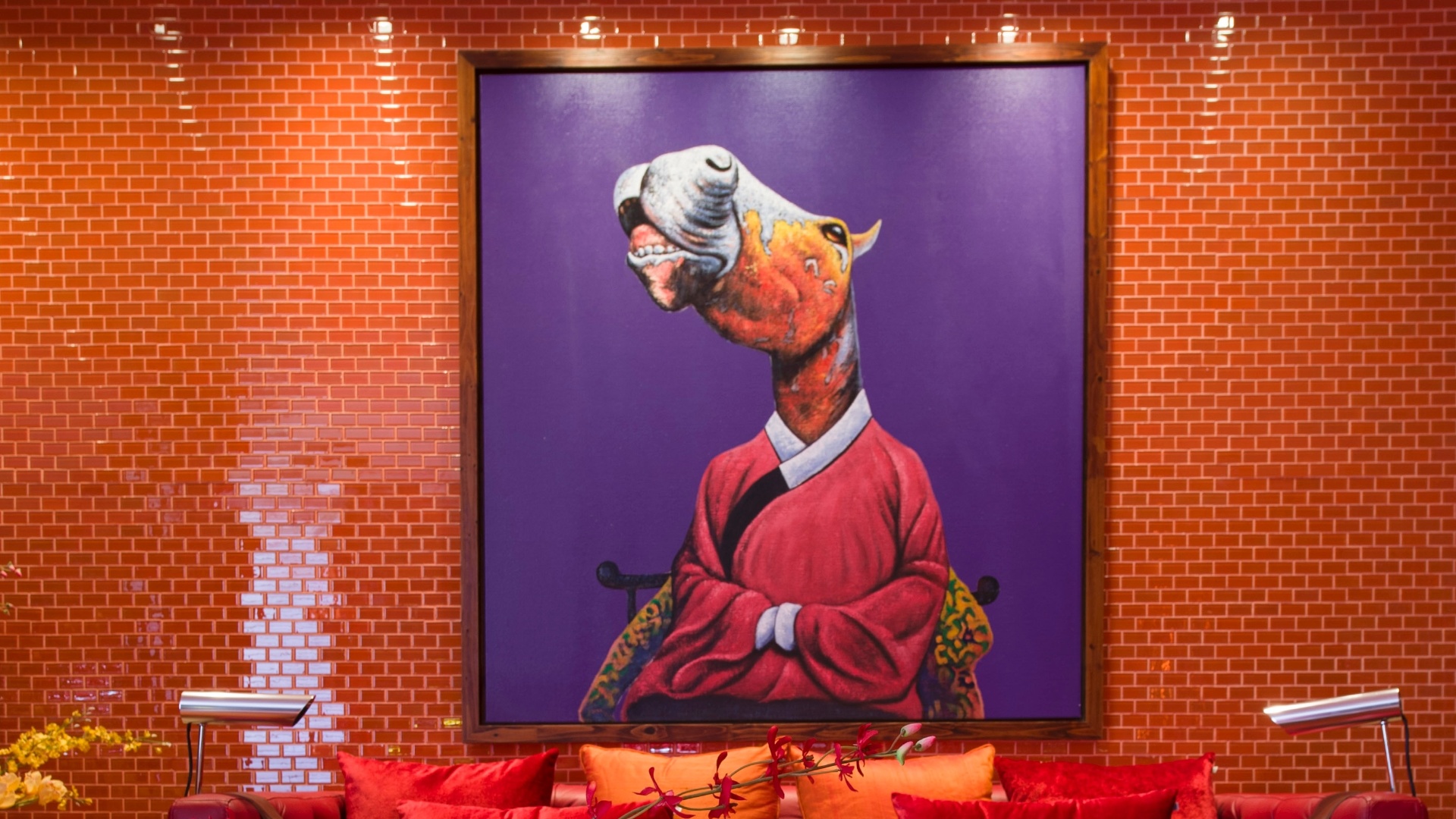 O mobiliário da alemã Kare e a iluminação da La Lampe ajudam a compor o cenário de cores intensas do Living assinado por Brunete Fraccaroli. O espaço homenageia a apresentadora Sabrina Sato. Destaque para a parede coberta por pratos estampados com caveiras e para o laranja que determina o tom da ambientação - Kátia Kuwabara/UOL