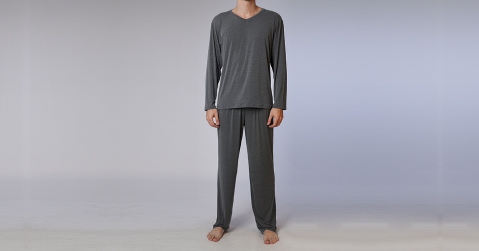 Pijama cinza da Corpo e Arte composto por blusa e calça em malha. Blusa modelagem clássica, manga longa e decote em V e calça modelagem folgada e elástico, além de cadarço para amarração decorativa na parte frontal; a partir de R$ 220, na Dafiti - Divulgação