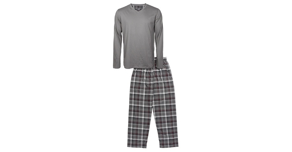 Pijama cinza da Lupo composto por blusa e calça em malha. A blusa segue modelagem clássica, manga longa e gola em ?V?. Calça com padronagem xadrez nos tons de preto, cinza e vermelho ao longo de toda a peça e elástico no cós; a partir de R$ 124,90, na Dafiti - Divulgação