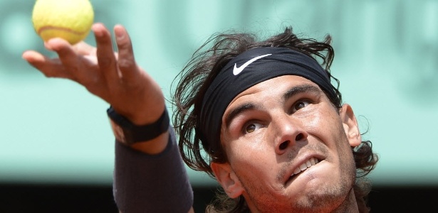 Rafael Nadal saca na partida contra David Ferrer em Roland Garros - AFP PHOTO / PASCAL GUYOT