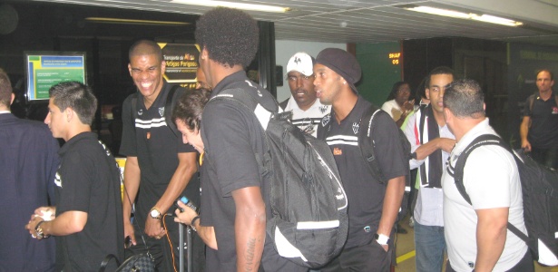Ronaldinho chega ao Aeroporto de Confins com a delegação atleticana - Bernardo Lacerda/UOL Esporte
