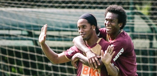 Ronaldinho e Jô são responsáveis por momentos de descontração nos treinos - Bruno Cantini/site oficial do Atlético-MG
