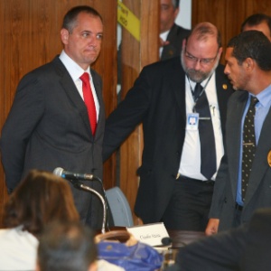 Em imagem do dia 30 de maio, Cláudio Abreu, (ao centro, de gravata vermelha) aparece em reunião da CPI do Cachoeira, onde prestou depoimento - Andre Borges/FolhaPress