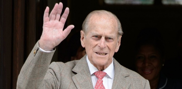 Príncipe Philip, 90, do Reino Unido, acena ao sair de hospital em Londres