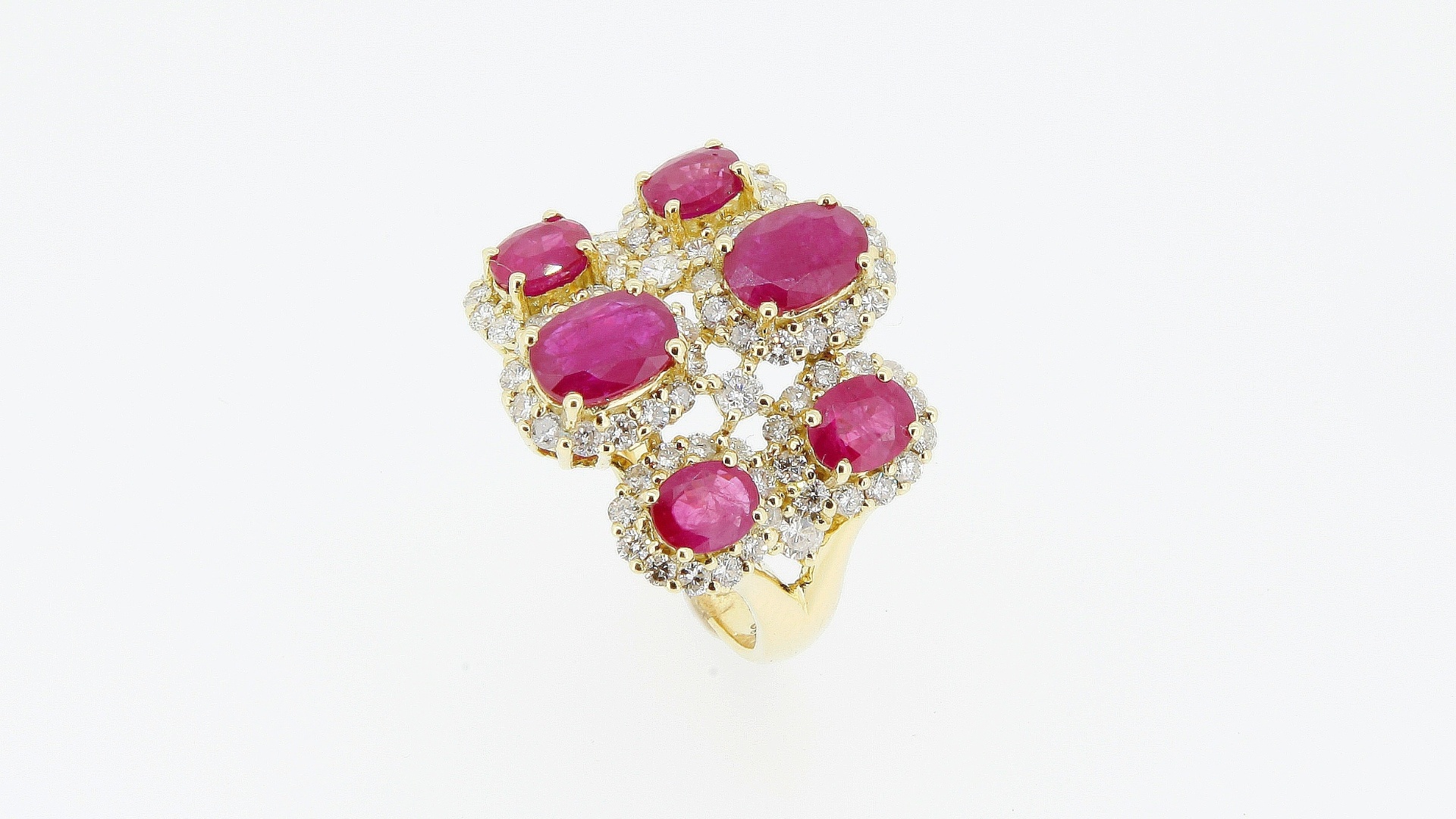 Anel de ouro amarelo com seis pedras de rubi e diversas pedras de diamantes, de Lydia Dana (www.lydiadana.com.br) - Lydia Dana/Divulgação