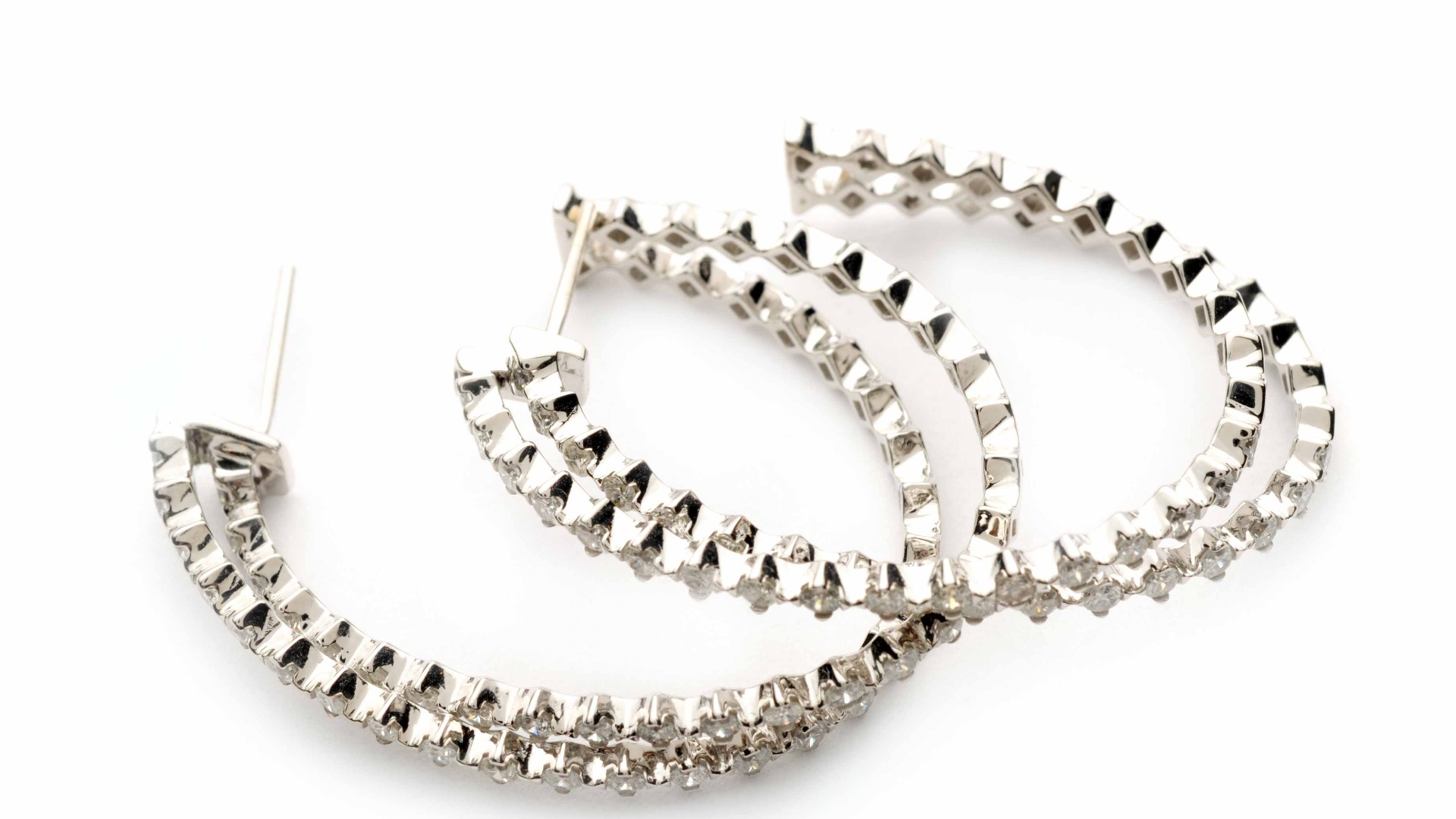 Argola de ouro branco com pedras de diamante, de Elisabete Gaspar (www.elisabetegaspar.com.br) - Elisabete Gaspar/Divulgação