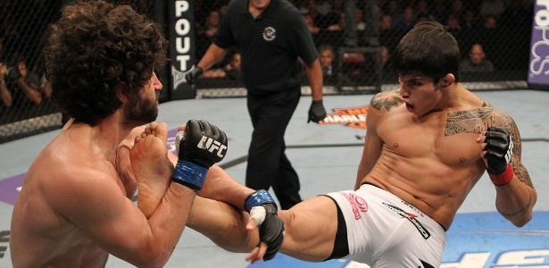Brasileiro Erick Silva chuta Charlie Brenneman em sua vitória no UFC on FX 3 - Josh Hedges/Zuffa LLC/Zuffa LLC via Getty Images