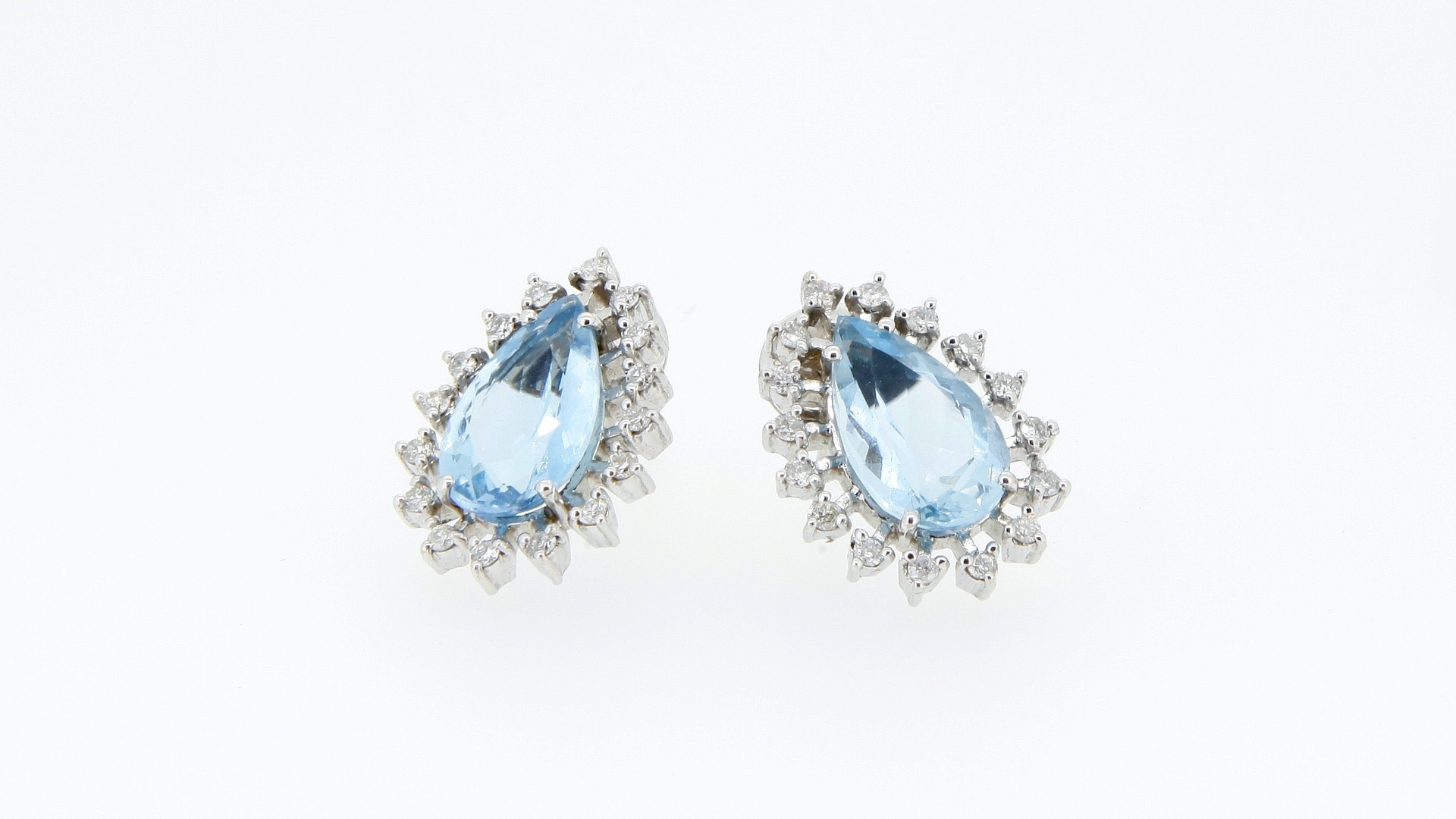 Brinco de ouro branco com uma pedra de água-marinha ao centro e diamantes incrustados, de Lydia Dana (www.lydiadana.com.br) - Lydia Dana/Divulgação