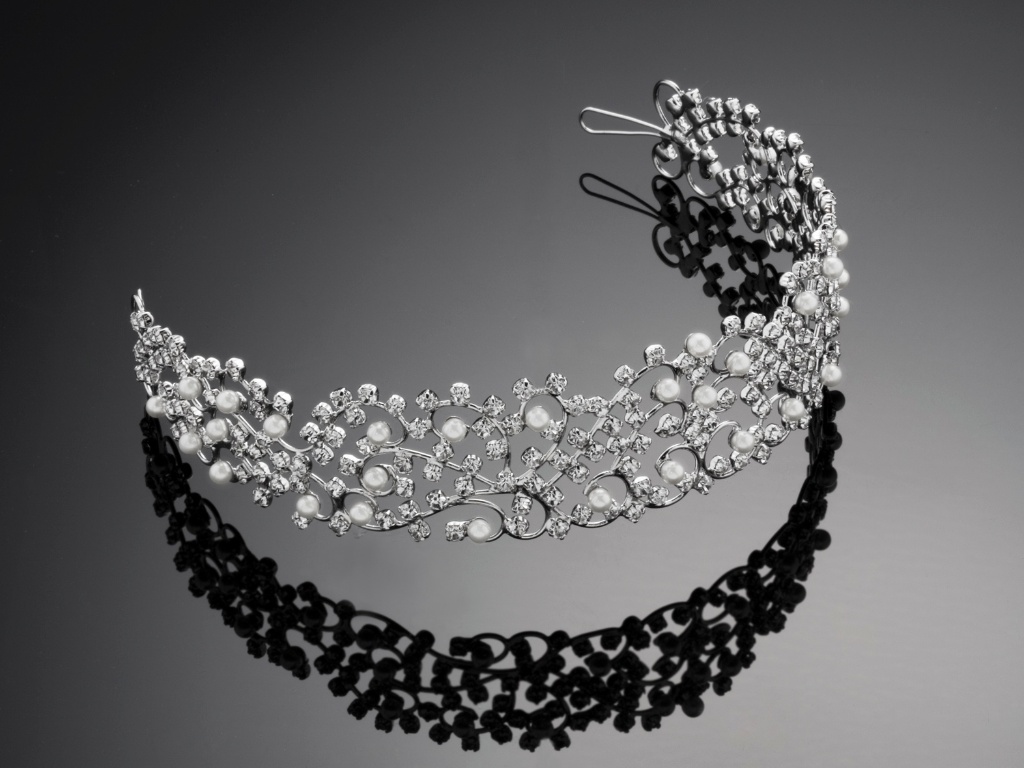 Coroa com pérolas e brilhantes, de Rosana Negrão (www.rosananegrao.com.br) - Rosana Negrão/Divulgação