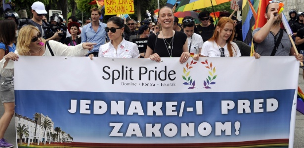 Cerca de 500 pessoas participaram da parada gay na cidade de Split, na Croácia