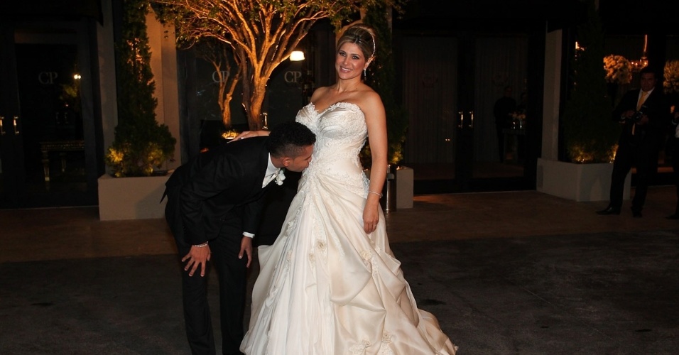 Dentinho beija a barriga de Dani Souza, que está grávida, no dia do seu casamento na Casa Petra Moema, em São Paulo (9/6/2012)