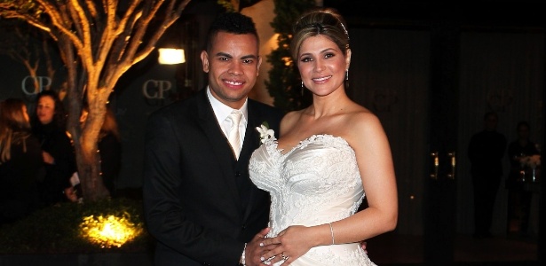 Dentinho e Dani Souza posam para foto após se casarem em São Paulo - Manuela Scarpa/Foto Rio News