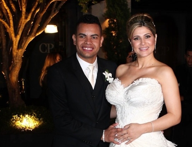 Dentinho e Dani Souza posam para foto no dia do seu casamento na Casa Petra Moema, em São Paulo (9/6/2012)