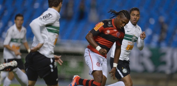 Diego Maurício conduz a bola marcado pelos jogadores do Coritiba: vitória do Fla - Alexandre Loureiro/VIPCOMM