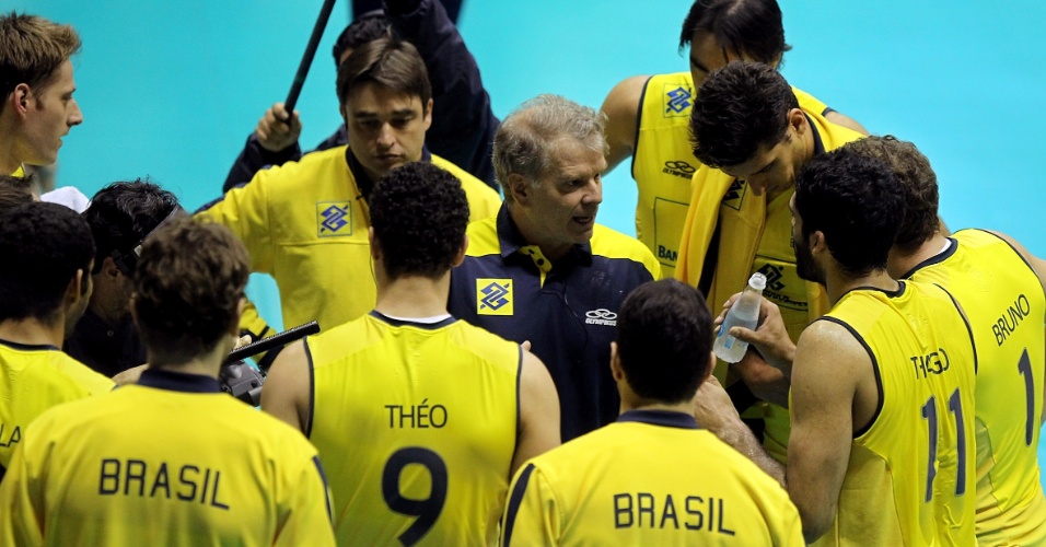 Equipe brasileira durante tempo técnico na partida entre Brasil e Canadá pela Liga Mundial de Vôlei
