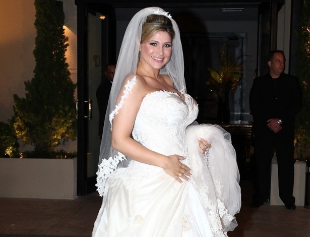 Grávida de cinco meses, Danielle Souza chega vestida com um tomara-que-caia ao seu casamento com o jogador Dentinho na Casa Petra Moema, em São Paulo (9/6/2012)