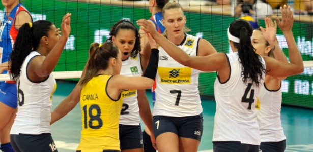 Jogadoras brasileiras comemoram ponto na partida contra a Sérvia pelo Grand Prix
