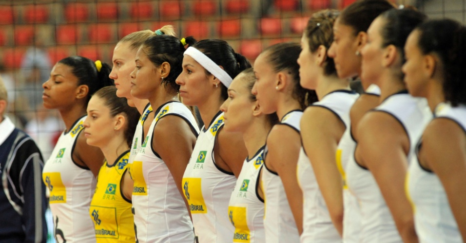 Jogadoras brasileiras perfiladas antes do confronto contra a Sérvia pelo Grand Prix