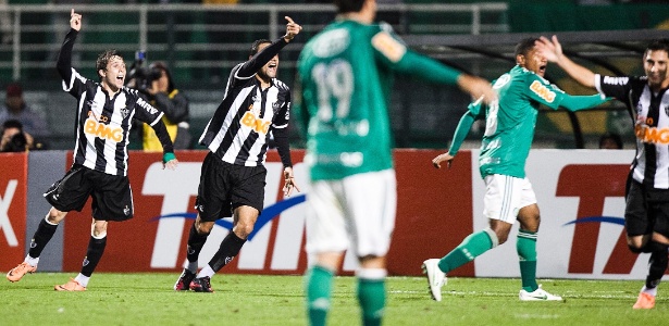 Jogadores do Atlético reclamam após gol contra o Palmeiras no Pacaembu - Leonardo Soares/UOL
