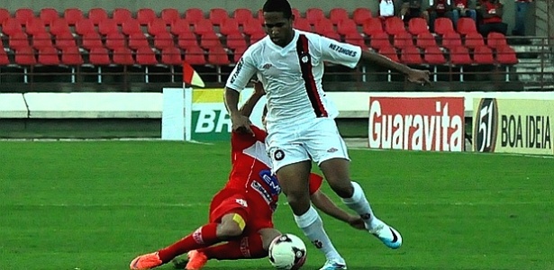 Bruno Costa, do Atlético-PR, recebe marcação durante a partida com o CRB - Divulgação/Atlético-PR