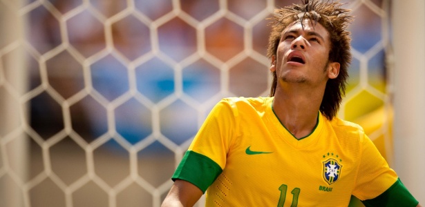 Neymar se lamenta em lance de Brasil x Argentina; Mano quer blindá-lo
