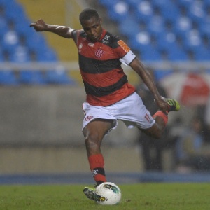 Renato Abreu se prepara para mais uma cobrança de falta pelo Fla neste Campeonato Brasileiro - UOL