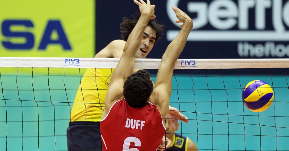 Rodrigão para no bloqueio de Duff na partida entre Brasil e Canadá pela Liga Mundial de Vôlei