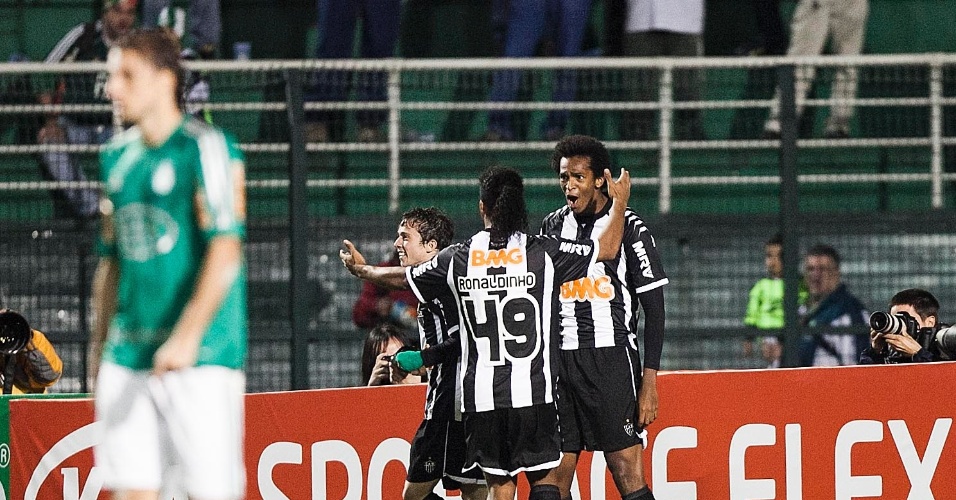 Ronaldinho Gaúcho comemora com Jô (d) após gol do atacante pelo Atlético-MG
