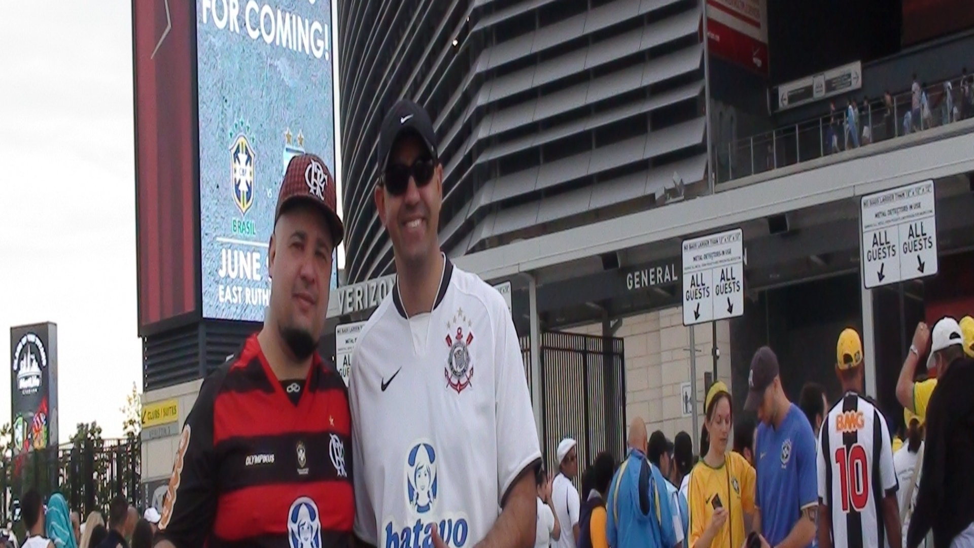 Torcedores de Flamengo e Corinthians na entrada do MetLife - Bruno Thadeu/UOL