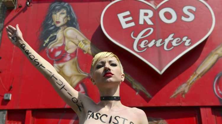 Polêmica ao longo dos anos: ativistas do grupo feminista Femen realizaram em 2012 um protesto na Reeperbahn contra o "fascismo" da indústria do sexo Polêmica ao longo dos anos: ativistas do grupo feminista Femen realizaram em 2012 um protesto na Reeperbahn contra o "fascismo" da indústria do sexo