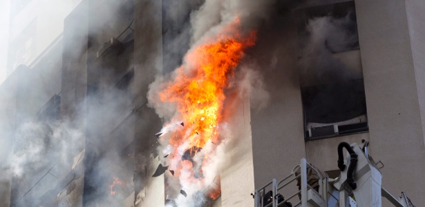 Incêndio destrói três andares de prédio na avenida Rio Branco, no centro do Rio de Janeiro