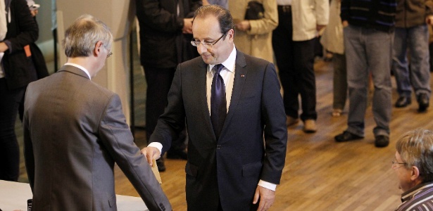 O presidente francês, François Hollande, vota em colégio eleitoral em Tulle, durante eleições legislativas