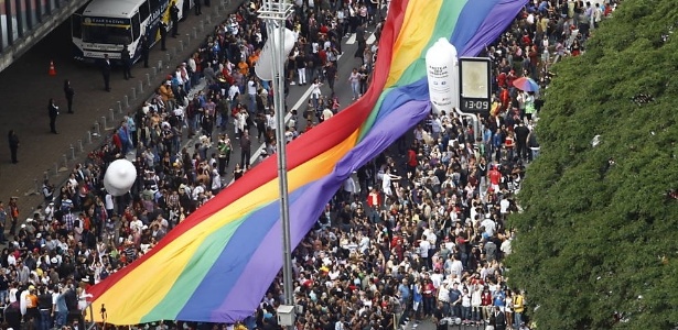 10.jun.2012 - A Parada do Orgulho LGBT de São Paulo reuniu cerca de 270 mil pessoas no ano passado 