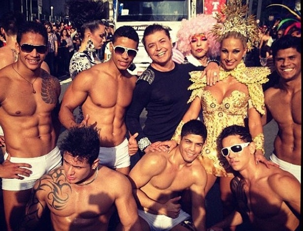 David Brazil postou em seu Twitter uma foto com a dançarina Valesca Popozuda cercada de homens seminus na Parada Gay em SP (10/6/12)