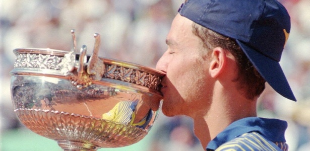 Gustavo Kuerten conquistou em 97 o primeiro de seus três títulos em Roland Garros - Otavio Dias de Oliveira/Folha Imagem