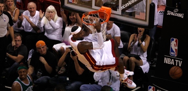 LeBron James dá linda enterrada na vitória do Miami Heat sobre o Boston Celtics - J. Meric/Getty Images/AFP