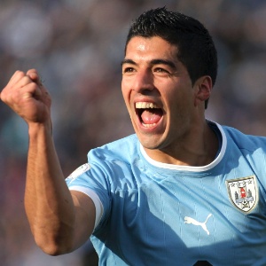 Luis Suárez em ação pelo Uruguai; atacante é uma das estrelas da seleção, que ainda terá Cavani