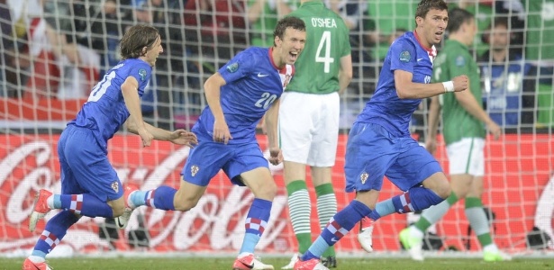 Mandzukic (à dir) comemora um de seus gols na vitória diante da Irlanda