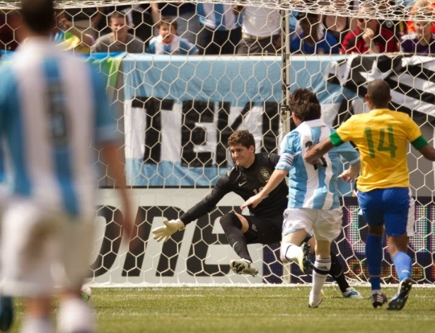 Rafael defendeu a seleção brasileira em amistoso contra a Argentina e foi vítima de Messi