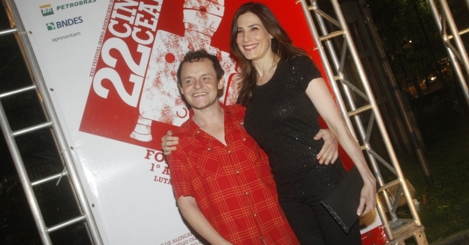 O ator Matheus Nachtergaele posa para fotos com a atriz Virgínia Cavendish em sua chegada ao encerramento da 22ª edição do Cine Ceará, em Fortaleza (9/6/12) - Philippe Lima/AgNews