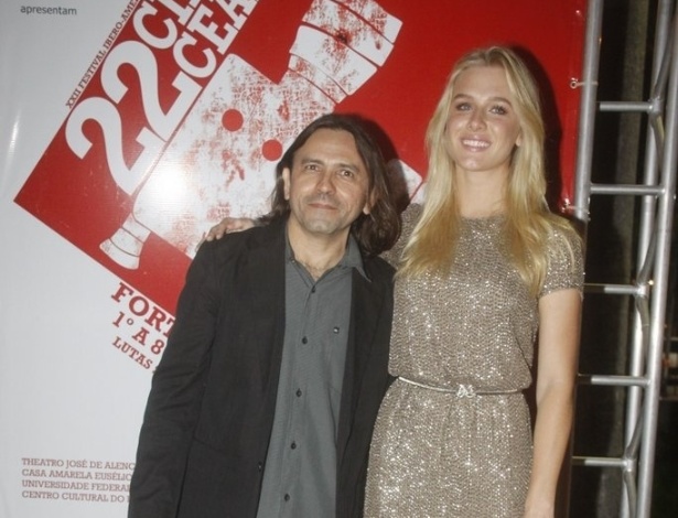 O cineasta Halder Gomes posa para fotos com a atriz Fiorella Mattheis na premiação do festival Cine Ceará, em Fortaleza (9/6/12) - Philippe Lima/AgNews