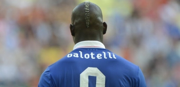 Mario Balotelli tenta levar a Itália à fase final da Eurocopa 2012