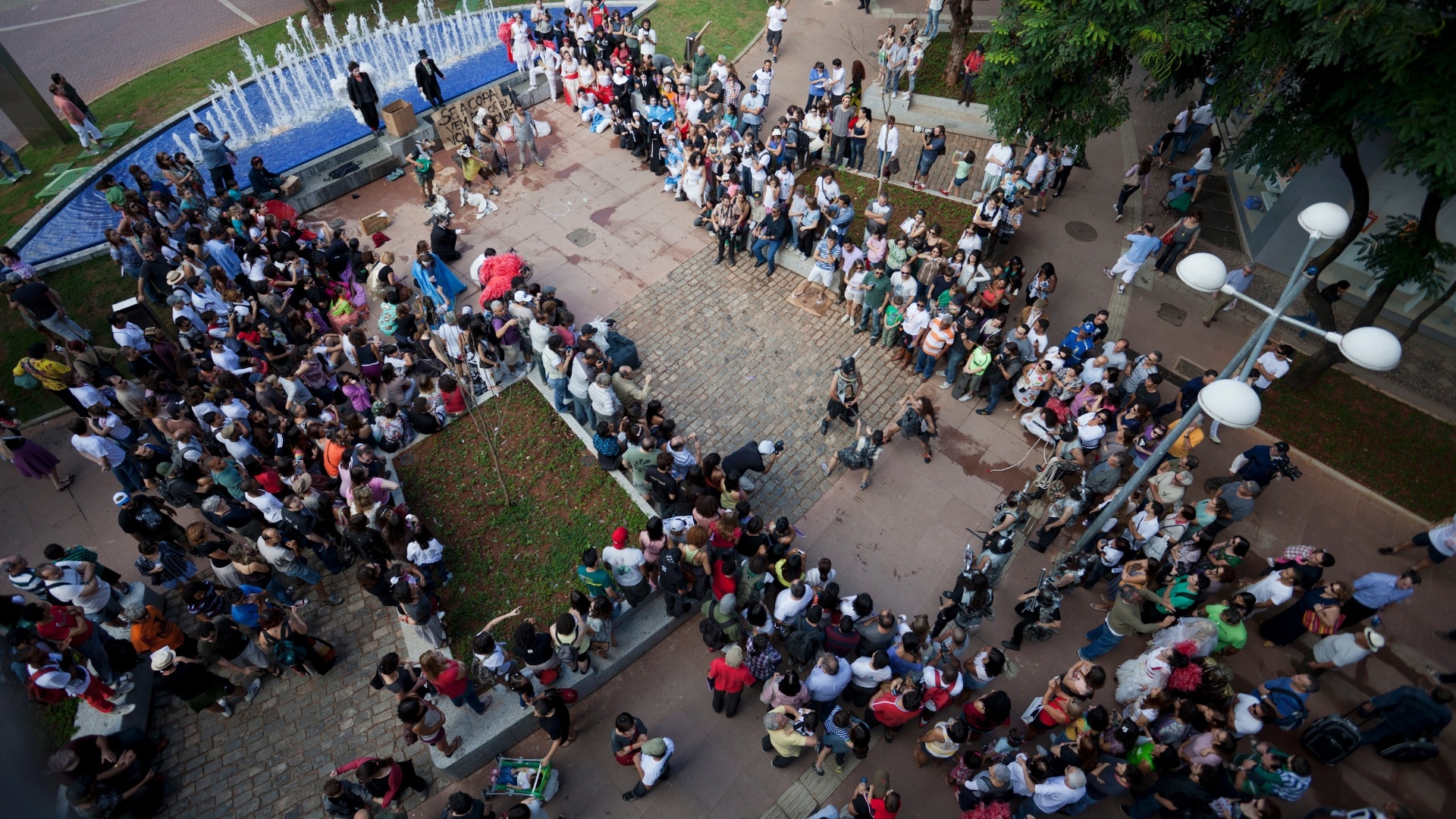 Os grupo Lume de São Paulo e Trampulim, de Belo Horizonte, apresentam o cortejo Abre Alas da FIT-BH 2012 (9/6/12) - Kika Antunes