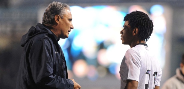 Tite passa instruções para o atacante Romarinho, provável titular contra o São Paulo - Edu Andrade/Agencia Freelancer