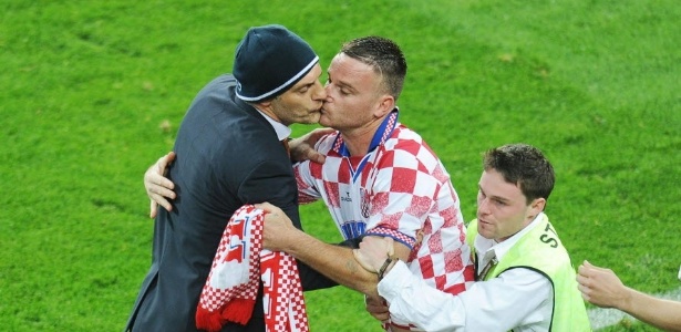 Torcedor invadiu o gramado após a vitória da Croácia na estreia da Euro - AP Photo/Owen Humphreys